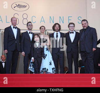 Il team dal film "Un racconto di amore e di tenebre, compreso (da L a R) Amir Tessler, Gilad Kahana, Natalie Portman e Ram Bergman, arriva sui gradini del Palais des Festivals prima della proiezione del film durante la 68annuale internazionale di Cannes Film Festival di Cannes, Francia il 16 maggio 2015. Foto di David Silpa/UPI Foto Stock