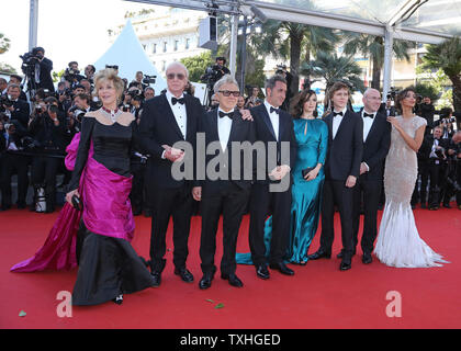 (Da l a r) Jane Fonda ,Michael Caine, Harvey Keitel, Paolo Sorrentino, Rachel Weisz, Paul Dano, Alex Macqueen e Madalina Ghenea arrivare sul tappeto rosso prima della proiezione del film "Gioventù" durante la 68annuale internazionale di Cannes Film Festival di Cannes, Francia il 20 maggio 2015. Foto di David Silpa/UPI Foto Stock