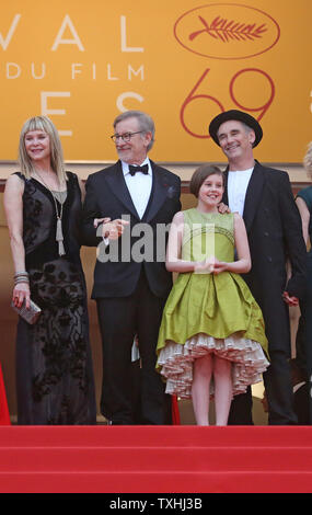 (Da l a r) Kate Capshaw, Steven Spielberg, Ruby Barnhill e Mark Rylance arrivare sul tappeto rosso prima della proiezione del film "La BFG' alla sessantanovesima annuale internazionale di Cannes Film Festival di Cannes, Francia il 14 maggio 2016. Foto di David Silpa/UPI Foto Stock