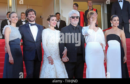 (Da l a r) Michelle Jenner, Daniel Grao, Adriana Ugarte, Pedro Almodovar, Emma Suarez ed Inma Cuesta arrivare sui gradini del Palais des Festivals prima della proiezione del film "Julieta' durante la sessantanovesima annuale internazionale di Cannes Film Festival di Cannes, Francia il 17 maggio 2016. Foto di David Silpa/UPI.. Foto Stock