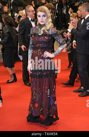 Coeur de pirate (Beatrice Martin) arriva sul tappeto rosso prima della proiezione del film "Juste la fin du monde (è solo la fine del mondo)' alla sessantanovesima annuale internazionale di Cannes Film Festival di Cannes, Francia il 19 maggio 2016. Foto di David Silpa/UPI Foto Stock