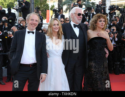 (Da l a r) i membri della giuria Arnaud Desplechin, Vanessa Paradis, Donald Sutherland e Valeria Golino arrivano sul tappeto rosso prima della proiezione del film "L'ultima faccia' alla sessantanovesima annuale internazionale di Cannes Film Festival di Cannes, Francia il 20 maggio 2016. Foto di David Silpa/UPI Foto Stock