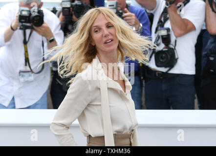 Fotocamera d'o Presidente di Giuria Sandrine Kiberlain arriva a un photocall durante il settantesimo annuale internazionale di Cannes Film Festival di Cannes, Francia il 18 maggio 2017. Foto di David Silpa/UPI Foto Stock