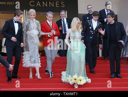 (Da l a r) AJ Lewis, Nicole Kidman, John Cameron Mitchell, Elle Fanning, Alex Sharp e Neil Gaiman arrivare sul tappeto rosso dopo la proiezione del film "come parlare con le ragazze a parti' durante il settantesimo annuale internazionale di Cannes Film Festival di Cannes, Francia il 21 maggio 2017. Foto di David Silpa/UPI Foto Stock