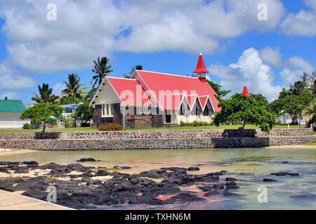 La chiesa con il tetto rosso sulla spiaggia di Cap Malheureux sull'Isola Mauritius Foto Stock