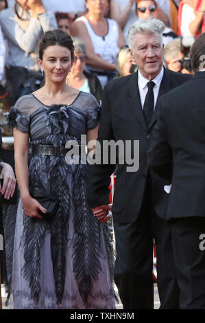 Emily Stofle (L) e David Lynch arrivare sul tappeto rosso prima di screening di 'Twin Peaks' durante il settantesimo annuale internazionale di Cannes Film Festival di Cannes, Francia il 25 maggio 2017. Foto di David Silpa/UPI Foto Stock
