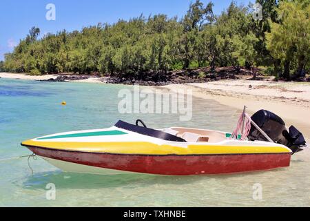 Un singolo giallo rosso barca, jetski su una bella spiaggia tropicale - Vacanza e concetto di estate con barche sulla spiaggia - Soft filtro caldo Foto Stock