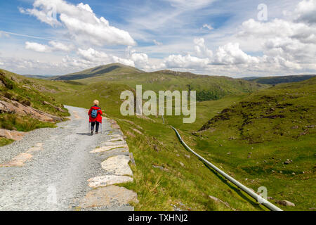 La pipeline che preleva acqua da Llyn Llydaw di Cwm Dyli stazione HEP visto da minatori via, Parco Nazionale di Snowdonia, Gwynedd, Wales, Regno Unito Foto Stock