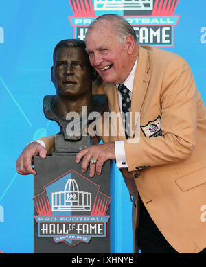 Jerry Kramer sta con il suo busto dopo la sua consacrazione nella Pro Football Hall of Fame a Tom Benson Hall of Fame Stadium nel Canton OH Agosto 4, 2018. Foto di Aaron Josefczyk/UPI Foto Stock