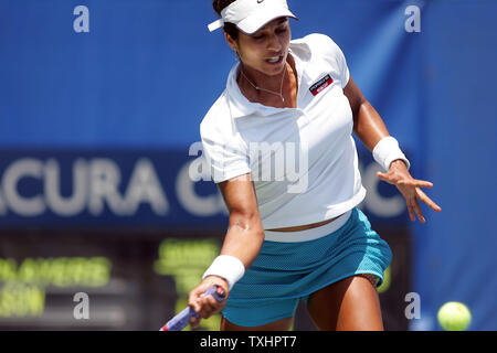 Shikha Uberoi dell India restituisce un diretti sul modo per vincere una partita di qualificazione su Lindsey Nelson DI STATI UNITI D'AMERICA (7-5 4-6 6-2) all'Acura Classic di tennis femminile torneo, Carlsbad, in California, il 30 luglio 2005. Grandi giocatori seminate Maria Sharipova e Serena Williams hanno ritirato a causa di lesioni, mentre Lindsay Davenport e Kim Clijsters cominciare a competere la prossima settimana con le finali il 7 agosto 2005. (UPI foto/Tom Theobald) Foto Stock