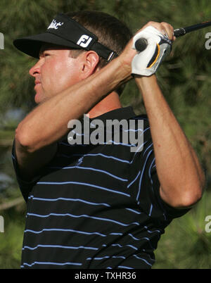 Davis Love III tees off sul decimo foro durante il primo round della International al castello di pini Golf Club di Castle Rock, in Colorado, il 11 agosto 2006. (UPI foto/Gary C. Caskey) Foto Stock