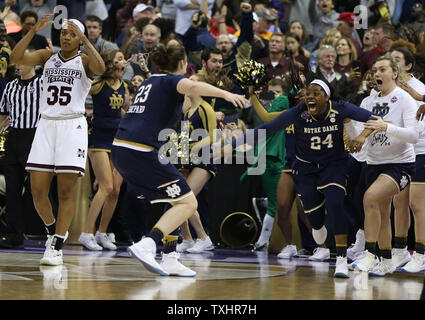 Notre Dames' Arike Ogunbowale (24) reagisce dopo aver colpito il gioco colpo vincente nel quarto trimestre la donna D1 le quattro finali di campionato gioco di basket contro la Mississippi State il 1 aprile 2018 a Columbus, Ohio. Foto di Aaron Josefczyk/UPI Foto Stock