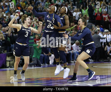 Notre Dames' Arike Ogunbowale (24) viene assaliti da compagni di squadra (L-R) Marina Mabrey (3), Jackie giovani e Kathryn Westbeld dopo aver colpito il gioco colpo vincente nel quarto trimestre la donna D1 le quattro finali di campionato gioco di basket contro la Mississippi State il 1 aprile 2018 a Columbus, Ohio. Foto di Aaron Josefczyk/UPI Foto Stock