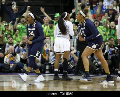 La cattedrale di Notre Dame di Arike Ogunbowale (24) e Kristina Nelson reagire ad un cestello durante il quarto trimestre di donne del D1 le quattro finali di campionato gioco di basket contro la Mississippi State il 1 aprile 2018 a Columbus, Ohio. Foto di Aaron Josefczyk/UPI Foto Stock