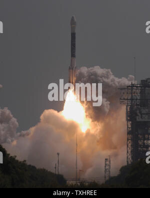 Un Boeing razzo Delta II lancia a 12:51 PM del 20 marzo 2004, il rilancio del cinquantesimo satellite di posizionamento globale per l u s Air Force. (UPI foto/Marino-Cantrell) Foto Stock