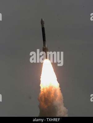 Un Boeing razzo Delta II lancia a 12:51 PM del 20 marzo 2004, il rilancio del cinquantesimo satellite di posizionamento globale per l u s Air Force. (UPI foto/Marino-Cantrell) Foto Stock
