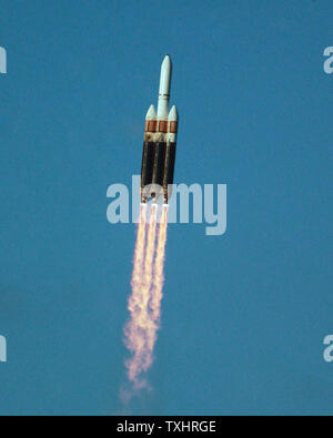 A 4:50 PM EST sul dicembre 21, 2004, Boeing Delta più recente di veicoli di lancio, Delta IV 'pesante' tuona lontano da Space Launch Complex 37B alla Cape Canaveral Air Force Station. (UPI foto, Marino / Cantrell) Foto Stock