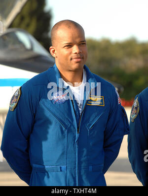 Astronauta e membro dell' equipaggio di STS 116, lo Space Shuttle Discovery, Robert Curbeam, arriva al Kennedy Space Center, Florida il 13 novembre 2006 per una prova generale del conto alla rovescia per il volo.La navetta Discovery è prevista per il lancio non prima del 7 dicembre a circa 9:34 PM. (UPI foto/Joe Marino-Bill Cantrell) Foto Stock