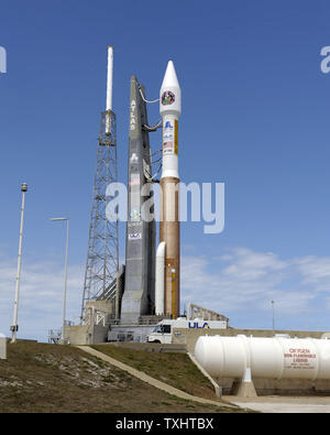 Regno di lancio dell'Alleanza Atlas V indica imbullonata al complesso 41 al Cape Canaveral Air Force Station, Florida il 17 marzo 2009. La storia di venti tall rocket è programmato per fornire la seconda banda larga satellitare globale per i militari USA a 9:24 PM. La seconda in un programma di sei satelliti permetterà di migliorare le comunicazioni per il Dipartimento della difesa e di sostituire l'attuale tecnologia satellitare oggi in uso. (UPI foto/Joe Marino - Bill Cantrell) Foto Stock