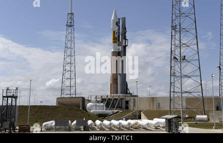 Regno di lancio dell'Alleanza Atlas V indica imbullonata al complesso 41 al Cape Canaveral Air Force Station, Florida il 17 marzo 2009. La storia di venti tall rocket è programmato per fornire la seconda banda larga satellitare globale per i militari USA a 9:24 PM. La seconda in un programma di sei satelliti permetterà di migliorare le comunicazioni per il Dipartimento della difesa e di sostituire l'attuale tecnologia satellitare oggi in uso. (UPI foto/Joe Marino - Bill Cantrell) Foto Stock