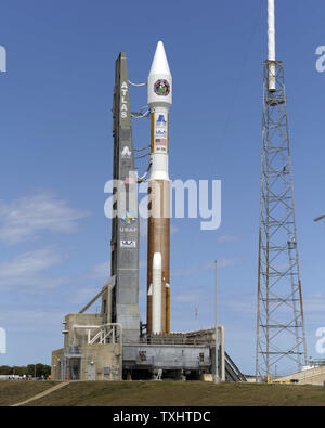 Regno di lancio dell'Alleanza Atlas V indica imbullonata al complesso 41 al Cape Canaveral Air Force Station, Florida il 17 marzo 2009. La storia di venti tall rocket è programmato per fornire la seconda banda larga satellitare globale per i militari USA a 9:24 PM. La seconda in un programma di sei satelliti permetterà di migliorare le comunicazioni per il Dipartimento della difesa e di sostituire l'attuale tecnologia satellitare oggi in uso. (UPI foto/Joe Marino - Bill Cantrell) Foto Stock