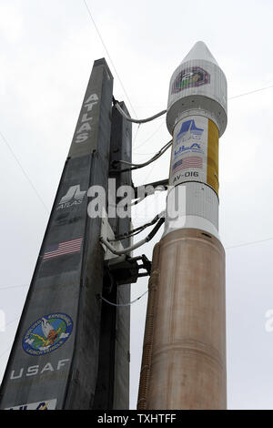 Regno di lancio dell'Alleanza Atlas V indica imbullonata al complesso 41 al Cape Canaveral Air Force Station, Florida il 3 aprile 2009. La storia di venti tall rocket è programmato per effettuare un secondo tentativo di fornire la banda larga satellitare globale (WGS) per i militari USA a 8:31 PM. Ingegneri completato il test della valvola difettosa che ha fermato il primo conto alla rovescia. WGS è il secondo in un programma di sei satelliti che consentirà di migliorare le comunicazioni per il Dipartimento della Difesa. (UPI foto/Joe Marino - Bill Cantrell) Foto Stock