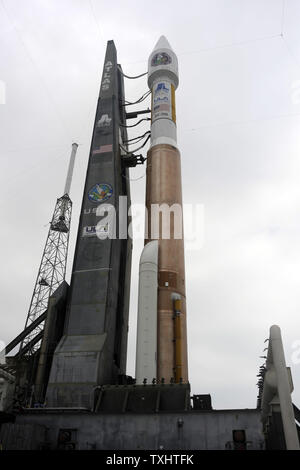 Regno di lancio dell'Alleanza Atlas V indica imbullonata al complesso 41 al Cape Canaveral Air Force Station, Florida il 3 aprile 2009. La storia di venti tall rocket è programmato per effettuare un secondo tentativo di fornire la banda larga satellitare globale (WGS) per i militari USA a 8:31 PM. Ingegneri completato il test della valvola difettosa che ha fermato il primo conto alla rovescia. WGS è il secondo in un programma di sei satelliti che consentirà di migliorare le comunicazioni per il Dipartimento della Difesa. (UPI foto/Joe Marino - Bill Cantrell) Foto Stock