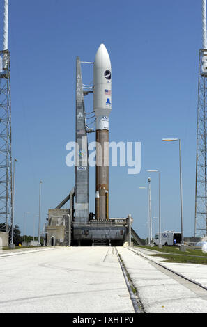 Regno di lancio dell'Alleanza Atlas V rocket è impostata per il lancio inaugurale di un USAF X-37B orbitale del veicolo di prova dal Kennedy Space Center di Cape Canaveral Air Force Station on April 22, 2010. Considerato come un mini-space shuttle, la totalmente automatizzato X-37B contiene le più avanzate tecnologie in navigazione, alimentazione e protezione termica. A quasi 30 metri di altezza, la pesatura 11.000 sterline, questa prima riutilizzabile veicolo spaziale senza equipaggio permetterà di trascorrere un periodo di esclusive in orbita in modo tale che il USAF può testare e convalidare i propri sistemi. Il spaceplane verrà quindi tornare sulla terra e la terra alla base aerea di Vandenberg in California.. UPI/Jo Foto Stock