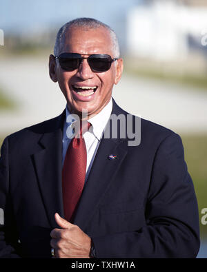 Amministratore della NASA, Charlie Bolden risponde alle domande dei media al Launch Complex 37 al Cape Canaveral Air Force Station, Florida il 3 dicembre 2014. Bolden è al lancio facility a testimoniare il lancio della NASA Esplorazione del volo di prova 1 (EFT-1) prevista per il 4 dicembre. NASA il veicolo spaziale Orion è montato un United Launch Alliance Delta IV Heavy rucola e vola sul suo viaggio inaugurale per il test di sistemi del veicolo su un sistema a quattro ore e mezza di missione. Orion, NASA il veicolo spaziale di prossima generazione, è previsto per i viaggi con equipaggio a spazio profondo di esplorare gli asteroidi e Marte. (UPI foto/Joe Mar Foto Stock