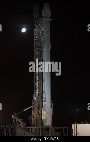 La SpacEx Falcon 9 cavalletti a razzo pronta per il lancio su Launch Complex 40 presso il Kennedy Space Center di Cape Canaveral Air Force Station, Florida il 28 giugno 2015. Il veicolo è programmato per battere il drago navicella spaziale alla Stazione Spaziale Internazionale a 10:21 AM oggi per la NASA. Falcon darà impulso circa 4000 libbre di disposizioni per l'equipaggio, i pezzi di ricambio per la stazione nonché un certo numero di esperimenti scientifici che saranno svolte dal laboratorio orbitante. Foto di Joe Marino-Bill Cantrell/UPI Foto Stock