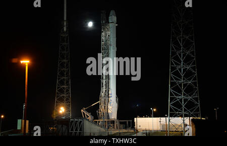 La SpacEx Falcon 9 cavalletti a razzo pronta per il lancio su Launch Complex 40 presso il Kennedy Space Center di Cape Canaveral Air Force Station, Florida il 28 giugno 2015. Il veicolo è programmato per battere il drago navicella spaziale alla Stazione Spaziale Internazionale a 10:21 AM oggi per la NASA. Falcon darà impulso circa 4000 libbre di disposizioni per l'equipaggio, i pezzi di ricambio per la stazione nonché un certo numero di esperimenti scientifici che saranno svolte dal laboratorio orbitante. Foto di Joe Marino-Bill Cantrell/UPI Foto Stock