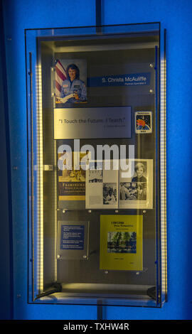 Gli oggetti personali di astronauta, insegnante, Christa McAuliffe sono in mostra presso il più recente mostra 'per sempre ricordato' al Complesso Visitatori del Centro Spaziale Kennedy il 29 giugno 2016. La mostra onora gli astronauti caduti dalle missioni dello Space Shuttle STS 51-L, la navetta Challenger e STS 107, navetta "Columbia". Resti di ciascun veicolo sono esposti per la visualizzazione come sono gli oggetti personali dei singoli astronauta che perirono in ciascuno dei moduli orbitanti. Foto di Joe Marino-Bill Cantrell/UPI Foto Stock