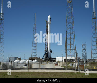 La SpaceX Falcon 9 rocket sorge in bilico su complessi 40 presso il Kennedy Space Center di Cape Canaveral Air Force Station, Florida il 16 aprile 2018. SpaceX è stata la preparazione al lancio di NASA TESS (in transito Exoplanet Survey Satellite) per la ricerca di pianeti simili alla terra nelle vicinanze di galassie. Un problema è stato rilevato con la guida e il sistema di controllo di navigazione forzando la NASA e SpaceX di posticipare il lancio a non prima del mercoledì, 18 aprile. Foto di Joe Marino-Bill Cantrell/UPI Foto Stock