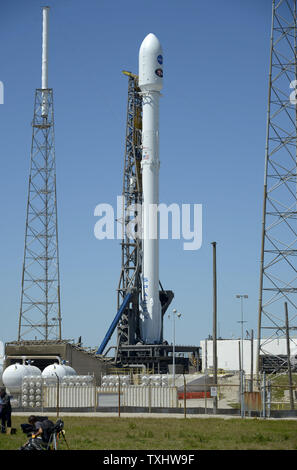 La SpaceX Falcon 9 rocket sorge in bilico su complessi 40 presso il Kennedy Space Center di Cape Canaveral Air Force Station, Florida il 16 aprile 2018. SpaceX è stata la preparazione al lancio di NASA TESS (in transito Exoplanet Survey Satellite) per la ricerca di pianeti simili alla terra nelle vicinanze di galassie. Un problema è stato rilevato con la guida e il sistema di controllo di navigazione forzando la NASA e SpaceX di posticipare il lancio a non prima del mercoledì, 18 aprile. Foto di Joe Marino-Bill Cantrell/UPI Foto Stock
