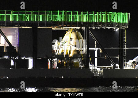 L'equipaggio SpaceX Dragon navicella spaziale si siede sul ponte della società della nave "Go Searcher' come si arriva a Port Canaveral vicino alla Cape Canaveral Air Force Station, Florida il 9 marzo 2019. Il veicolo spaziale che ha completato la sua 'Demo 1' missione alla stazione spaziale internazionale sarà rinnovato per il suo prossimo test, coinvolgendo il veicolo spaziale la capacità di estrarre da un guasto a un razzo durante il lancio. Il test è slittato per qualche tempo in giugno. Se tutto va bene, la NASA e SpaceX si intende lanciare noi astronauti dal Kennedy Space Center entro la fine di quest'anno. .Foto di Joe Marino/UPI Foto Stock