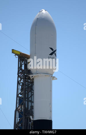 La SpaceX Falcon 9 cavalletti a razzo pronta per il lancio della società satelliti Starlink durante 90 minuti di apertura di finestra a 10:30 PM da complesso 40 presso il Kennedy Space Center di Cape Canaveral Air Force Station, Florida il 16 maggio 2019. All'interno della carenatura per il carico pagante del Falcon 9 sono 60 satelliti Starlink del peso di circa 15 tonnellate. Il sistema Starlink è SpaceX la fornitura del programma globale di comunicazioni a banda larga da orbita. .Foto di Joe Marino-Bill Cantrell/UPI Foto Stock