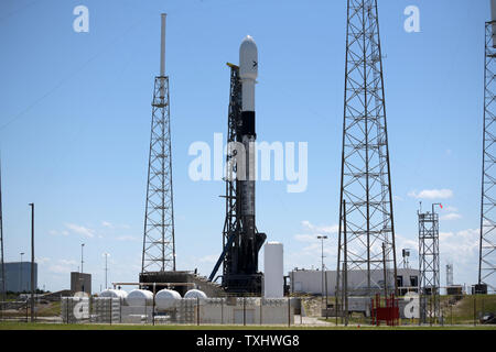 La SpaceX Falcon 9 cavalletti a razzo pronta per il lancio della società satelliti Starlink durante 90 minuti di apertura di finestra a 10:30 PM da complesso 40 presso il Kennedy Space Center di Cape Canaveral Air Force Station, Florida il 16 maggio 2019. Il Falcon 9 lancerà 60 satelliti Starlink del peso di circa 15 tonnellate. Il sistema Starlink è SpaceX il proprio programma globale che fornisce le comunicazioni a banda larga da orbita. .Foto di Joe Marino-Bill Cantrell/UPI Foto Stock