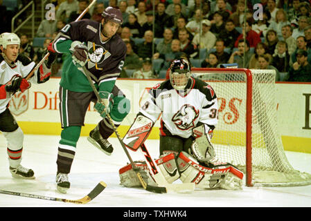 BUF2000020101 - 02 febbraio 2000 - BUFFALO , NEW YORK , USA: Centro di Anaheim Steve Rucchin (20) solleva la gamba in alto come egli tenta di schermo Sabre Goalie Dominik Hasek (39). Il Dominator era fuori di azione per più di tre mesi e il suo ritorno ha contribuito a Buffalo legare il Mighty Ducks 2-2. jr/GW/Gary Wiepert UPI Foto Stock