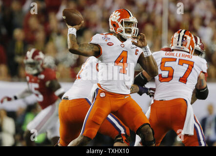 Clemson Tigers quarterback Deshaun Watson getta un pass contro Alabama Crimson Tide al 2017 College Football Playoff Campionato Nazionale in Tampa Florida il 9 gennaio 2017. Foto di Mark Wallheiser/UPI Foto Stock