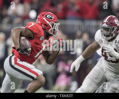 Alabama Crimson Tide defensive lineman Isaia Buggs (49) tracce Georgia Bulldogs running back D'Andre Swift (7) come lui corre la sfera nella seconda metà del NCAA College Football Playoff Campionato Nazionale a Mercedes-Benz Stadium su Gennaio 8, 2018 in Atlanta. Alabama ha sconfitto la Georgia 26-23 in ore di lavoro straordinario. Foto di Mark Wallheiser/UPI Foto Stock