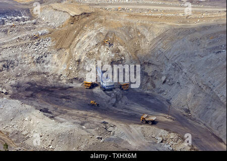 N vista aerea di apparecchiatura pesante lavorare sulla soffiata via cima di una montagna Appalachia essendo minata dai nastri mineraria pratica chiamata chiamato 'Mountain Top distacco' nel sud della West Virginia, 24 luglio 2009. Questa controversa tecnica mineraria di blasti off sulle cime delle montagne in modo massiccio le macchine possono miniera le cuciture sottili di carbone. La cima della montagna detriti è oggetto di dumping nelle vicine valli e ruscelli, creazione di valle si riempie. Più di 3.000.000 libbre di esplosivi sono utilizzati contro il West Virginia montagne ogni giorno di lavoro. I critici dicono che il processo di data mining danneggia l'ambiente mentre i sostenitori dire Foto Stock