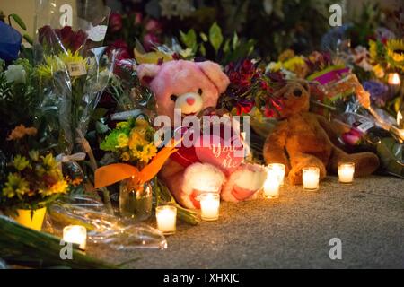 Candele, fiori e animali impagliati onorando le nove persone uccise in Emanuel metodista africana chiesa episcopale il 17 giugno 2015, a Charleston, Carolina del Sud. Un sospetto, Dylann tetto, 21, è stato arrestato in connessione con i tiri. Foto di Kevin Liles/UPI Foto Stock