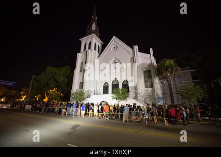 Le persone si raccolgono al di fuori di Emanuel metodista africana chiesa episcopale il 18 giugno 2015 a seguito di tiri che ha lasciato nove morti in Charleston, Carolina del Sud. Un sospetto, Dylann tetto, 21, è stato arrestato in connessione con i tiri. Foto di Kevin Liles/UPI Foto Stock