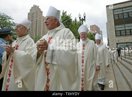 Alcuni 190 U.S. I vescovi cattolici line up per la processione per una messa speciale per celebrare il centenario della chiesa cattolica società di estensione, 15 giugno 2005, alla Cattedrale del Santo Nome di Chicago. I VESCOVI DEGLI STATI UNITI sono in Chicago per riunioni che si terranno il 16 giugno e 17. (UPI foto/Brian Kersey) Foto Stock