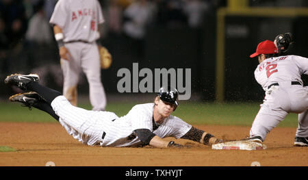 Chicago White Sox è Joe crede, a sinistra, è raddoppiato off seconda base su una linea guida colpita da Juan Uribe come Los Angeles gli angeli di Anaheim secondo baseman Adam Kennedy (2) prende il tiro da fuori campo lato durante il settimo inning di gioco 2 del ALCS, Mercoledì, Ottobre 12, 2005 a Chicago. (UPI foto/Brian Kersey) Foto Stock