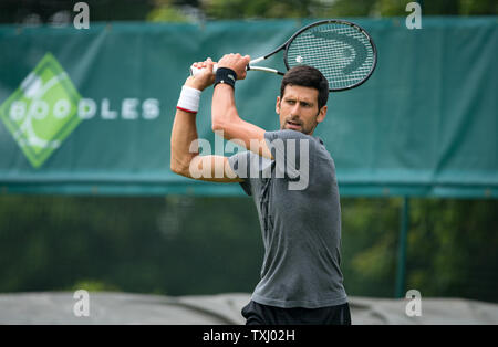 Slough, Regno Unito. Il 25 giugno, 2019. Novak Djokovic di Serbia sessione di pratica durante la BOODLES TENNIS 2019 evento a Stoke Park, Slough, Inghilterra il 25 giugno 2019. Foto di Andy Rowland. Credito: prime immagini multimediali/Alamy Live News Foto Stock