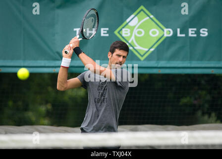 Slough, Regno Unito. Il 25 giugno, 2019. Novak Djokovic di Serbia sessione di pratica durante la BOODLES TENNIS 2019 evento a Stoke Park, Slough, Inghilterra il 25 giugno 2019. Foto di Andy Rowland. Credito: prime immagini multimediali/Alamy Live News Foto Stock