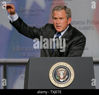 Il Presidente George W Bush risolve il Chicago Club economico su Gennaio 6, 2005 a Chicago. Bush ha detto l'economia americana inizia 2006 'con una testa piena di steam e minimizzati una scarsa relazione economica pubblicato venerdì per quanto riguarda la crescita dell'occupazione. (UPI foto/Brian Kersey) Foto Stock