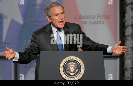 Il Presidente George W Bush risolve il Chicago Club economico su Gennaio 6, 2005 a Chicago. Bush ha detto l'economia americana inizia 2006 'con una testa piena di steam e minimizzati una scarsa relazione economica pubblicato venerdì per quanto riguarda la crescita dell'occupazione. (UPI foto/Brian Kersey) Foto Stock