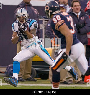 Carolina Panthers ricevitore Steve Smith, sinistra, cale in un 58-cantiere touchdown reception come Chicago Bears safety Mike Brown, destra, persegue durante il primo trimestre di NFC Divisional playoff game al Soldier Field di Chicago il 15 gennaio 2006. (UPI foto/Stephen J. Carrera) Foto Stock